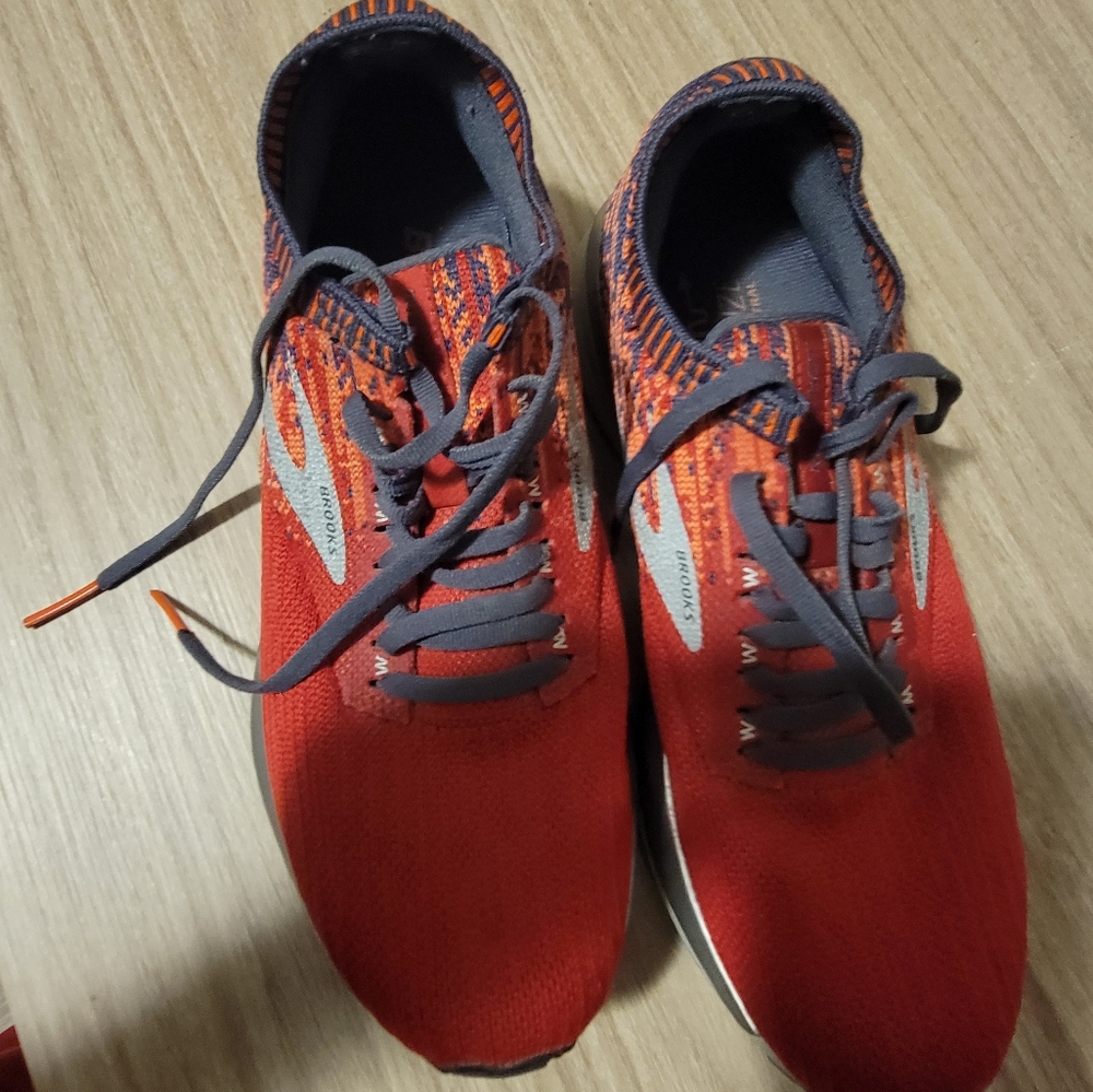 Size 8 BROOKS
